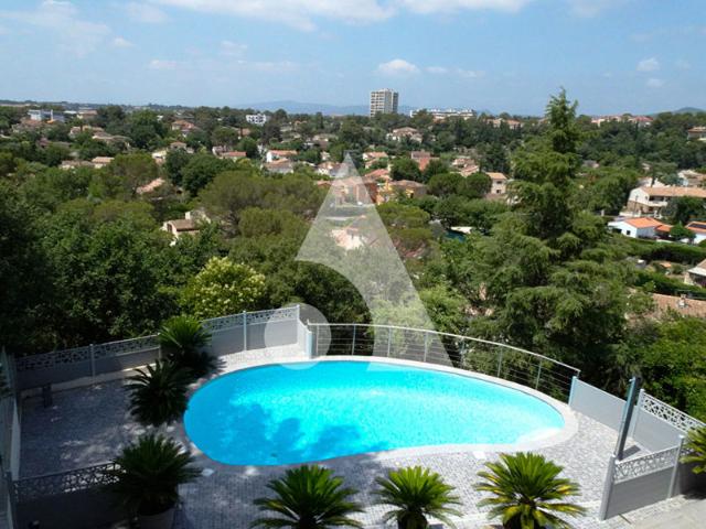 SAINT RAPHAEL SUPERBE VILLA CONTEMPORAINE AVEC PISCINE ET 5 CHAMBRES