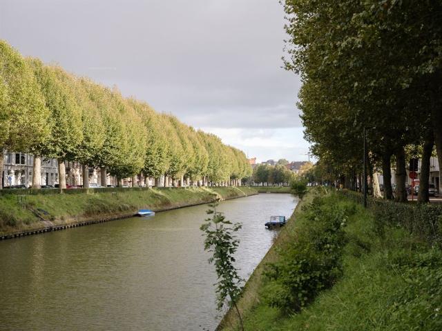 Coupure rechts Lichtrijk gelijkvloers appartement met twee slaapkamers, stadskoer en mogelijkheid tot aankoop van een garagebo