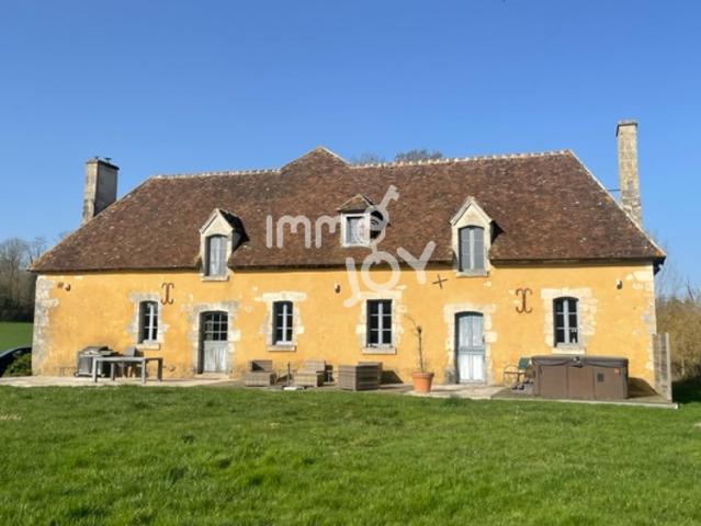 Cour Maugis sur Huisne, ancien logis du XVII ème avec ses co
