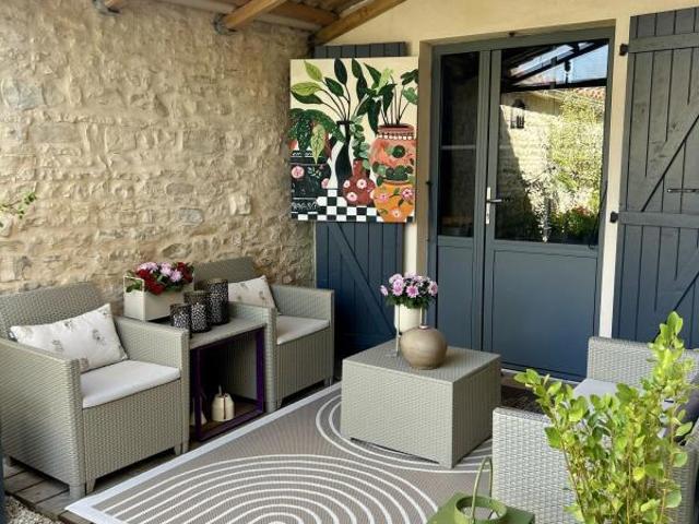 COURCON. Maison de charme lumineuse, clé en main avec terrasse et parking