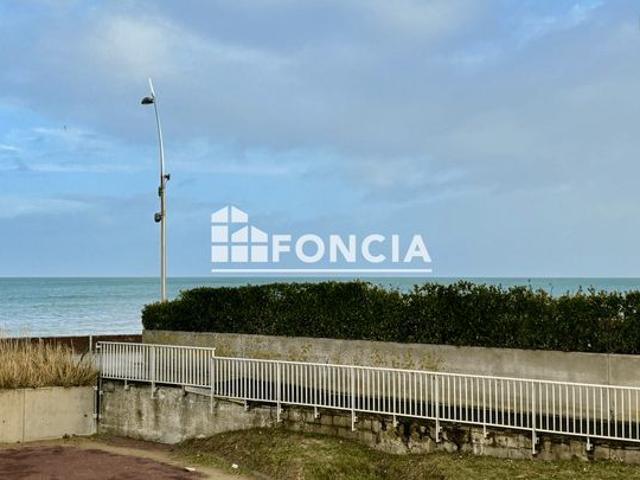 COURSEULLES SUR MER T2 d’environ 34 m² – Balcon vue mer – Accès direct plage – Ascenseur – Parking privatif