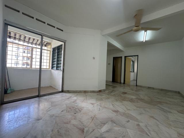 Court 5 Usj Apartment Taipan LRT Good condition Gated Guarded