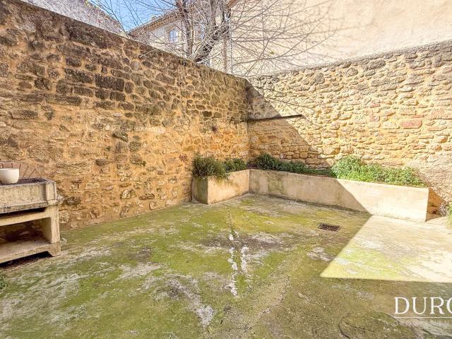 Courthezon, Maison de village au calme avec cour et grenier aménageable 141 m2