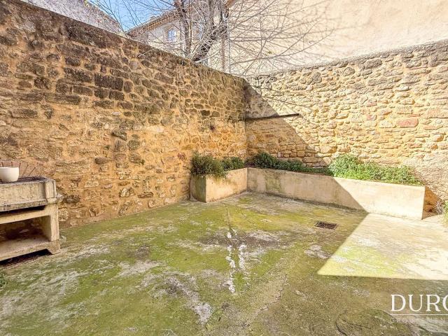 Courthezon, Maison de village au calme avec cour et grenier. 141m² Courthézon