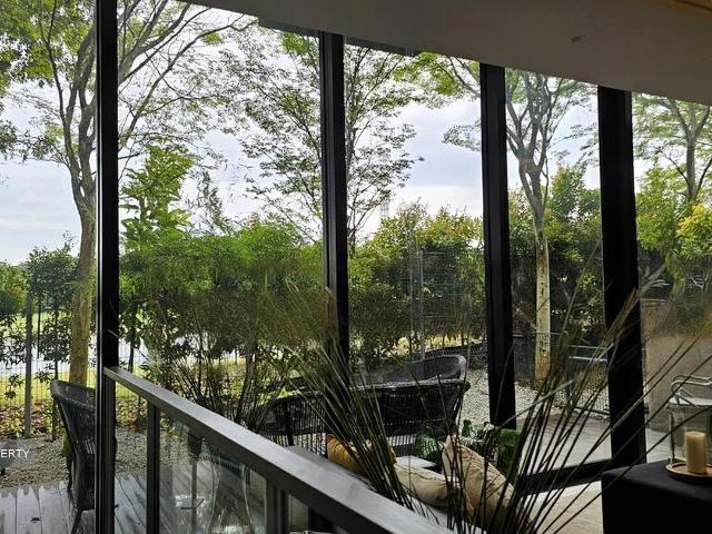 Cove Drive D4, Terrace