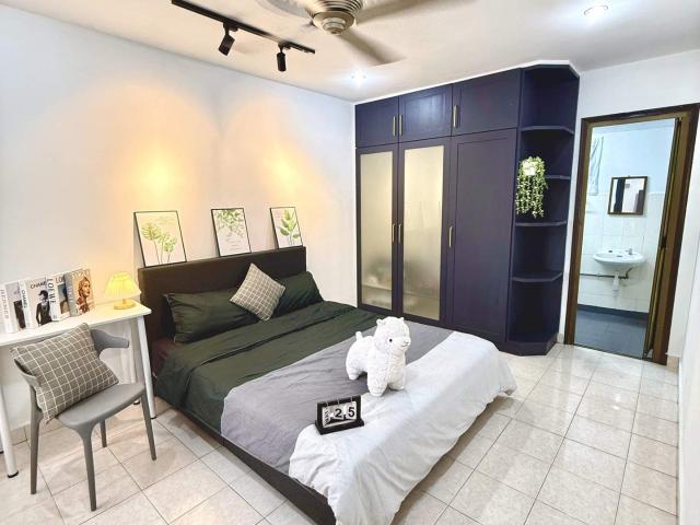 Cozy Master Bedroom near MRT Surian Chinese housemates