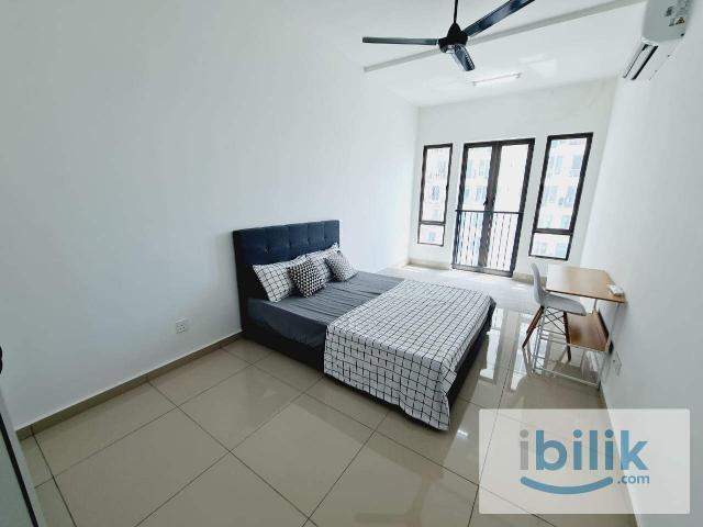 Cozy master room at tree sparina near with industrial fiz area!