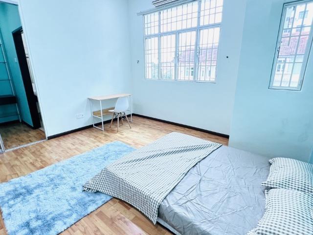 Cozy master room attached with bathroom and dressing room! Near with lam wah ee
