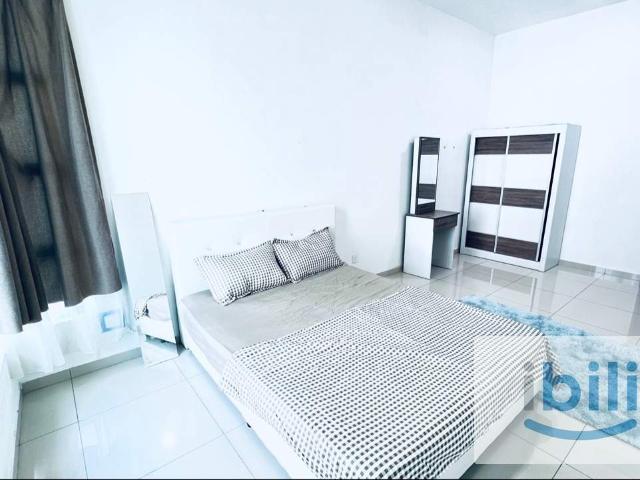 Cozy master room prefer male at tree sparina bayan lepas! Free wifi n cleaning