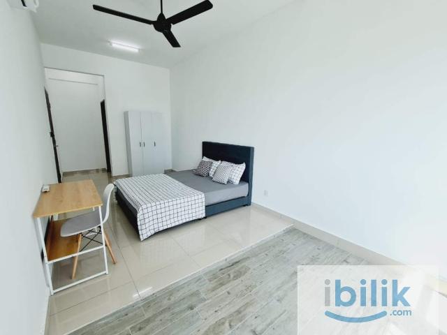 Cozy master room prefer male at tree sparina near airport f. I.Z