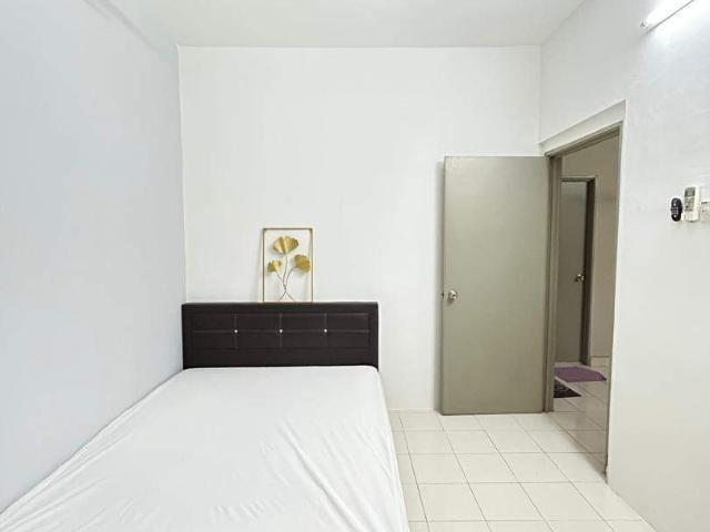 Cozy Medium Room for Rent at Residensi Laguna Condominium, Bandar Sunway