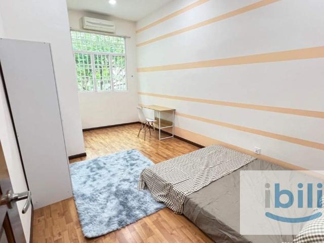Cozy middle room attached sharing bathroom at greenlane@jelutong near lam wah ee