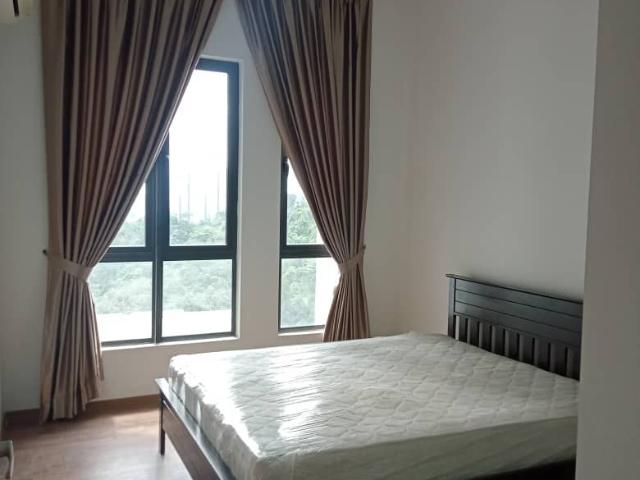 Cozy middle room available