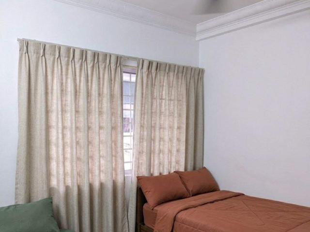 Cozy Middle Room