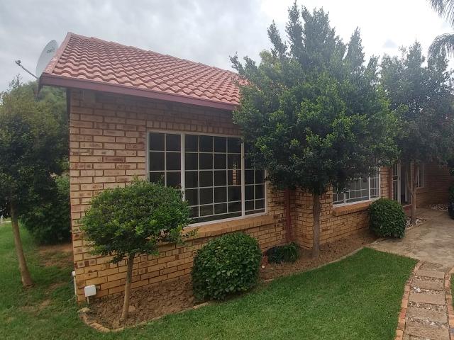 Cozy and spacious townhouse in secure complex Pet friendly