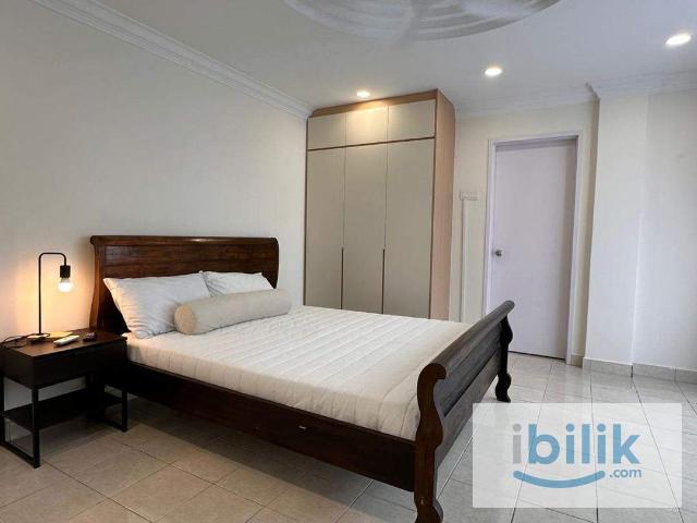 Cozy and spacious Master room with sliding door city view