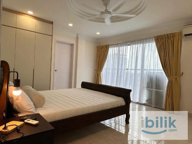 Cozy and spacious Master room with sliding door city view