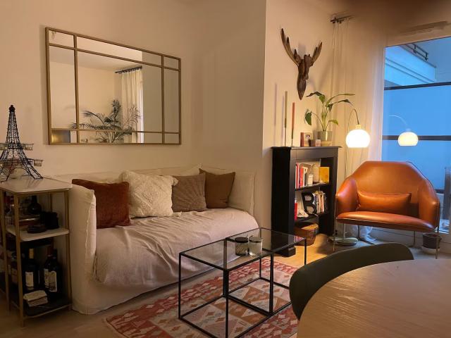 Cozy Apartment with Terrace near the Train Station