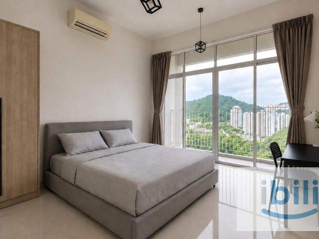 Cozy Balcony Room For Rent @ Sierra East Condominium