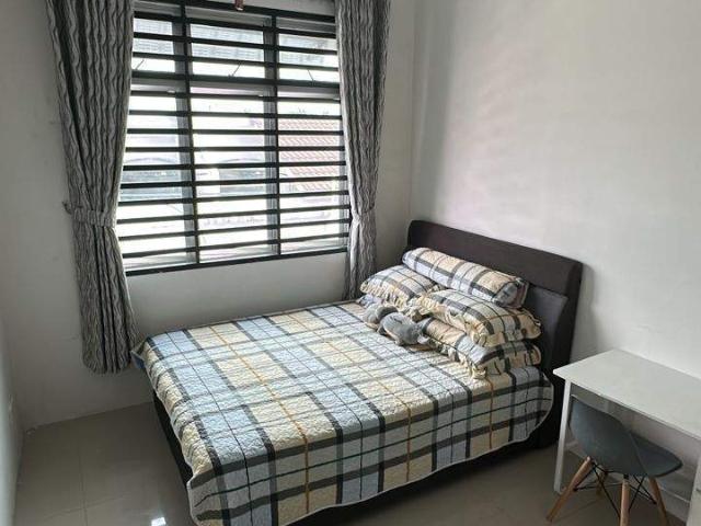 Cozy Bedroom in Town