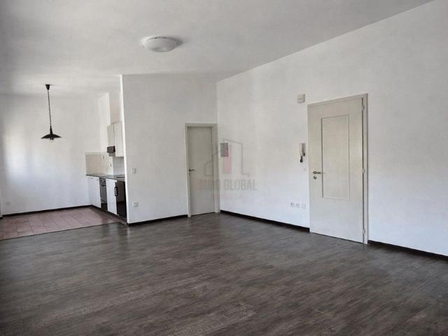 COZY, BRIGHT AND CLOSE TO AMENITIES