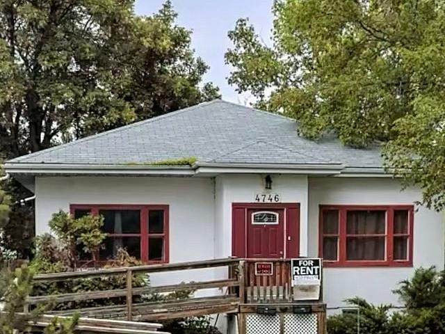Cozy Downtown Living In A Quiet Mature Neighbourhood!