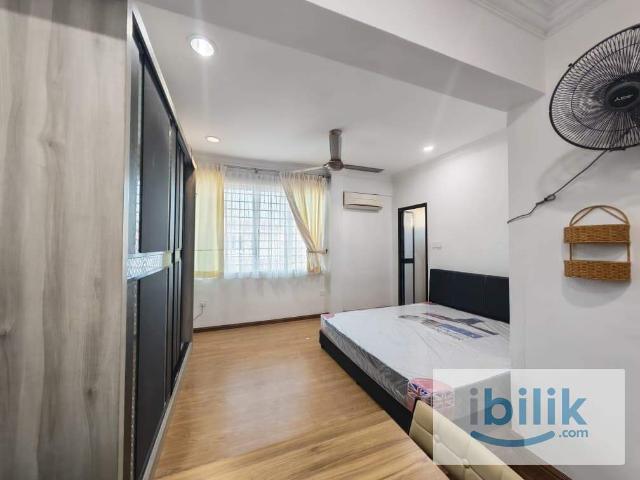 Cozy Female Master room triple sharing Corner House opposite Vivacity Mall, Tabuan Jaya and Swinburne University