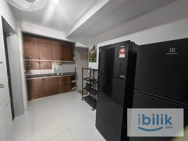 Cozy Female Master room triple sharing Corner House opposite Vivacity Mall, Tabuan Jaya and Swinburne University