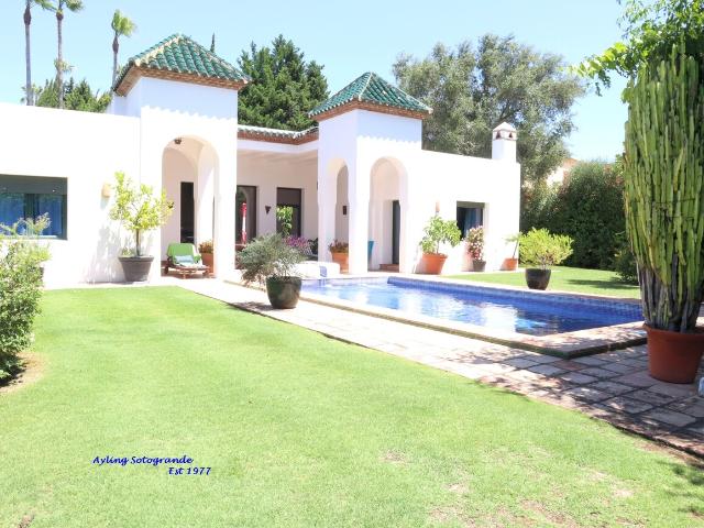 Cozy house with 4 bedrooms and 4 bathrooms, facing south and located in the prestigious Sotogrande Alto