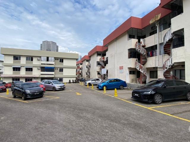 Cozy room 10 Minutes walk to CIQ at Jalan Jim Quee