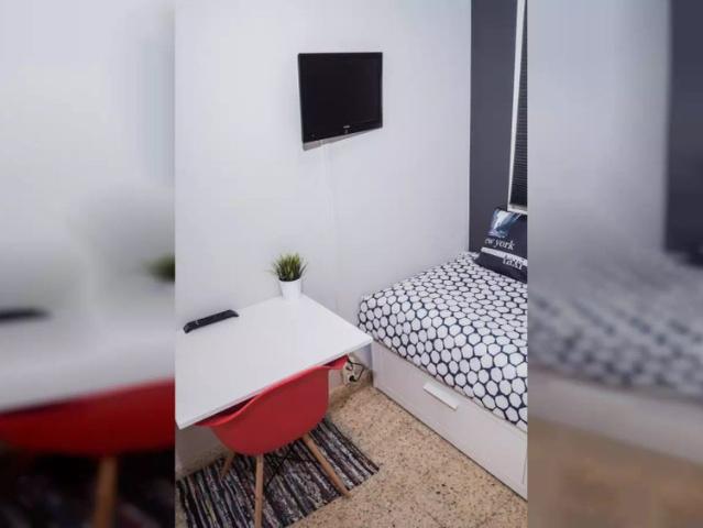 Cozy room for rent in 3 bedroom apartment in La Dreta de l'Eixample