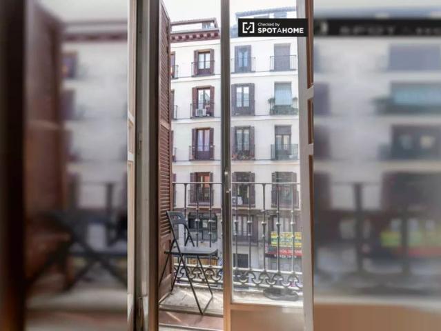 Cozy room for rent in 4 bedroom apartment in Centro
