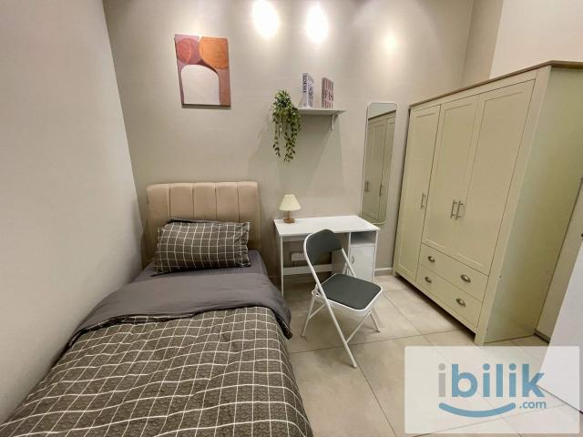 Cozy Room [Female only] 200m walk to MRT Putra Permai Station Seri Kembangan, Putrajaya