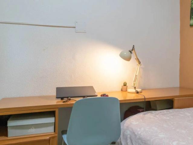 Cozy room in 4 bedroom apartment in Carabanchel