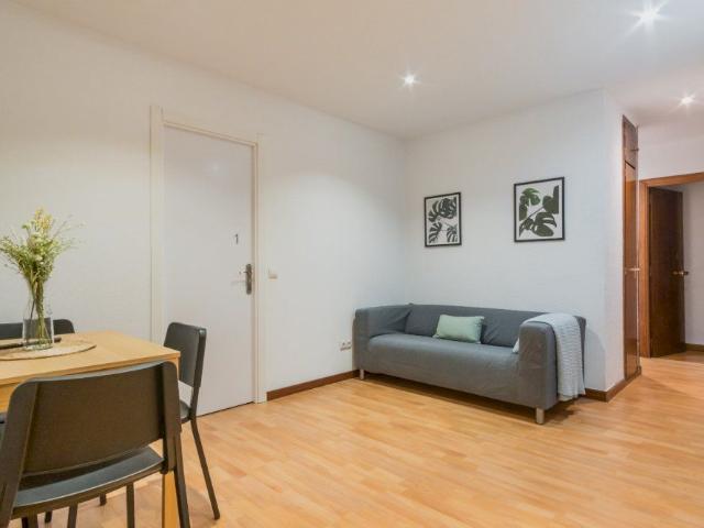 Cozy room in Camino de Vinateros street