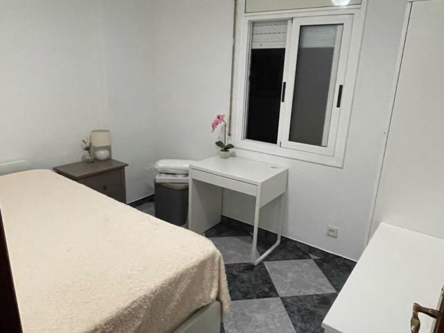 Cozy room in a quiet family apartment close to Provençana metro station