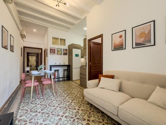 Cozy room in Avinyó street