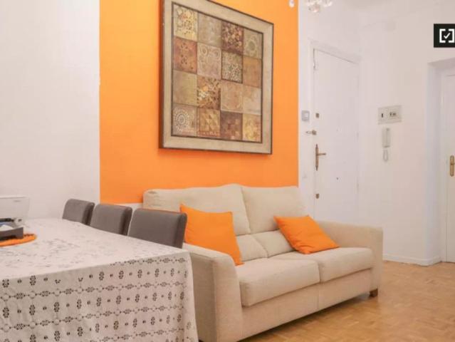 Cozy room ideal for single males for rent in 3 bedroom apartment in Retiro