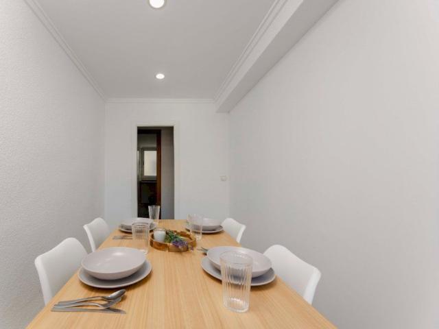 Cozy room on Monestir de Poblet Street