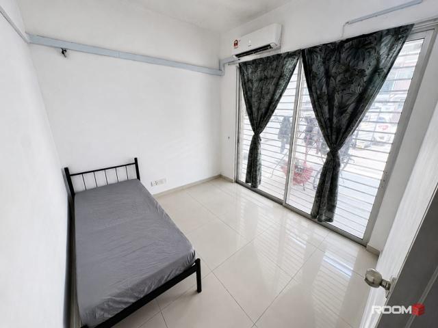 Cozy Room Near GM Klang & AEON Mall Bukit Tinggi ️ | Bright Room with Natural Lighting ☀️ | Aircond + Free WiFi