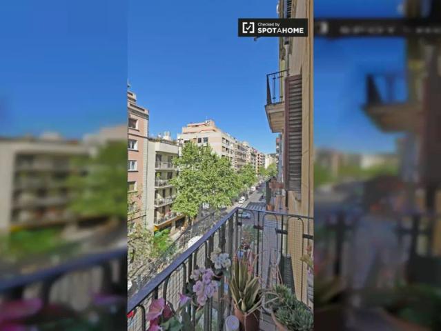 Cozy room with twin beds for rent in Gràcia