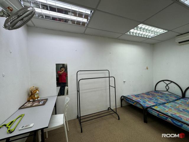 Cozy Room with Window, 5 Min Walk to MRT Surian Zero Deposit for Long Term Tenants ‍♂️