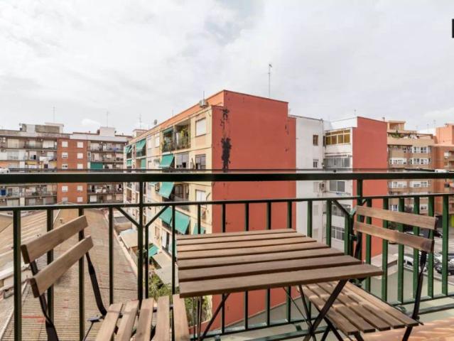 Cozy room with balcony in 3 bedroom apartment, Jesus