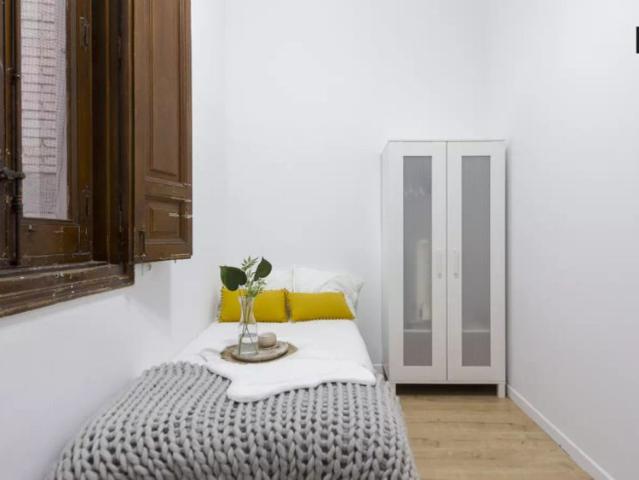 Cozy room with desk in shared apartment, Puerta del Sol