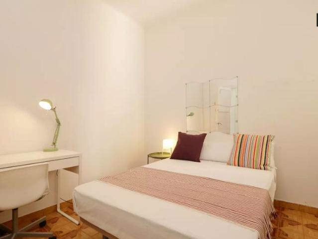 Cozy room with double bed for rent in Gràcia