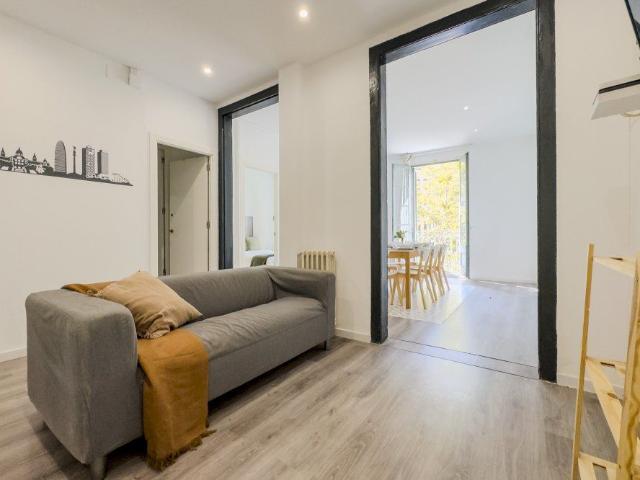 Cozy room with double wardrobe in Barcelona