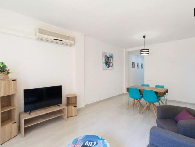 Cozy room with single bed for rent in Eixample
