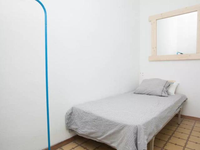 Cozy room with single bed for rent in Eixample