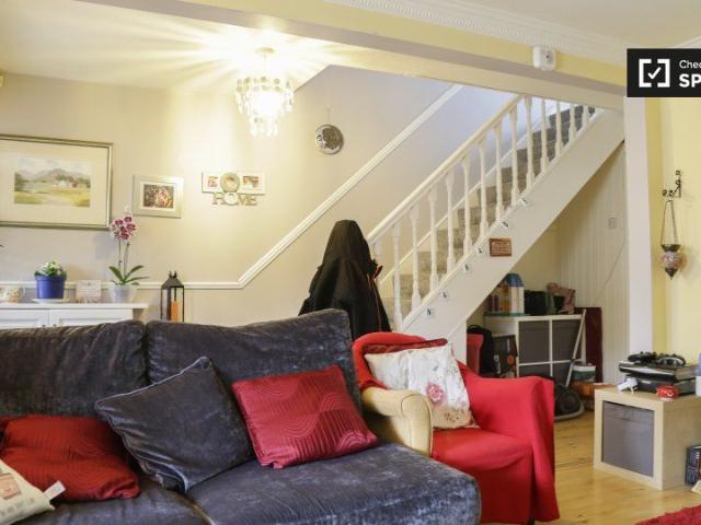 Cozy room to rent in 3 bedroom house in Ballymun, Dublin