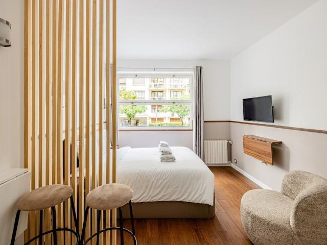 Cozy Studio with AC near the Eiffel Tower, Paris Amsterdam Apartments for Rent